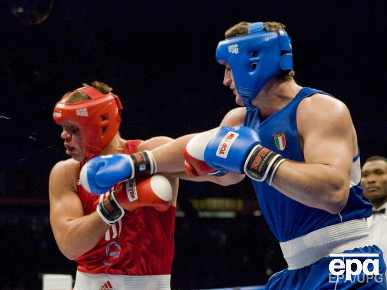 На любительском ринге Глазков (слева) представлял Украину