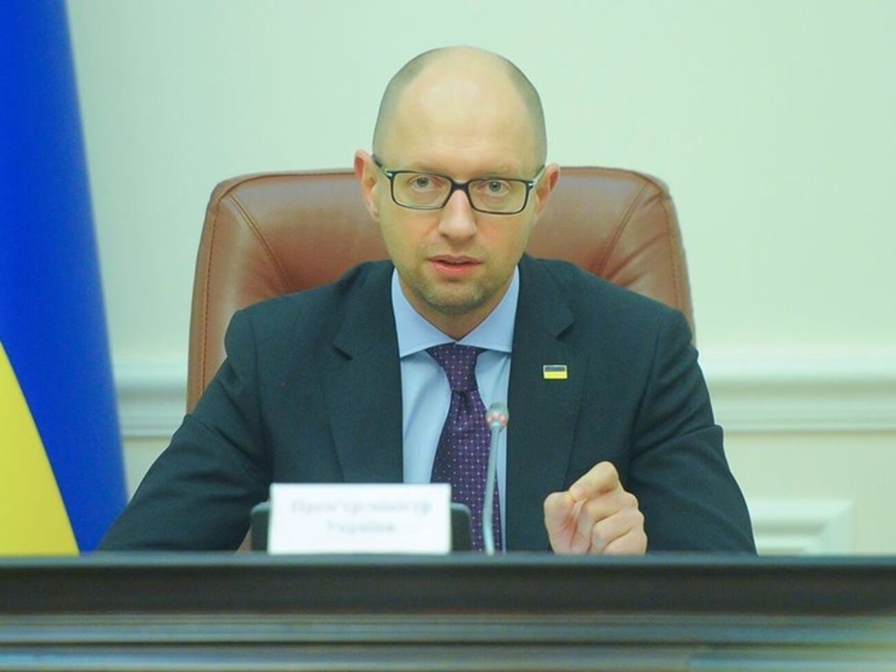 Яценюк: Все адекватные международные кредиторы приняли условия Украины по реструктуризации. РФ не получит других