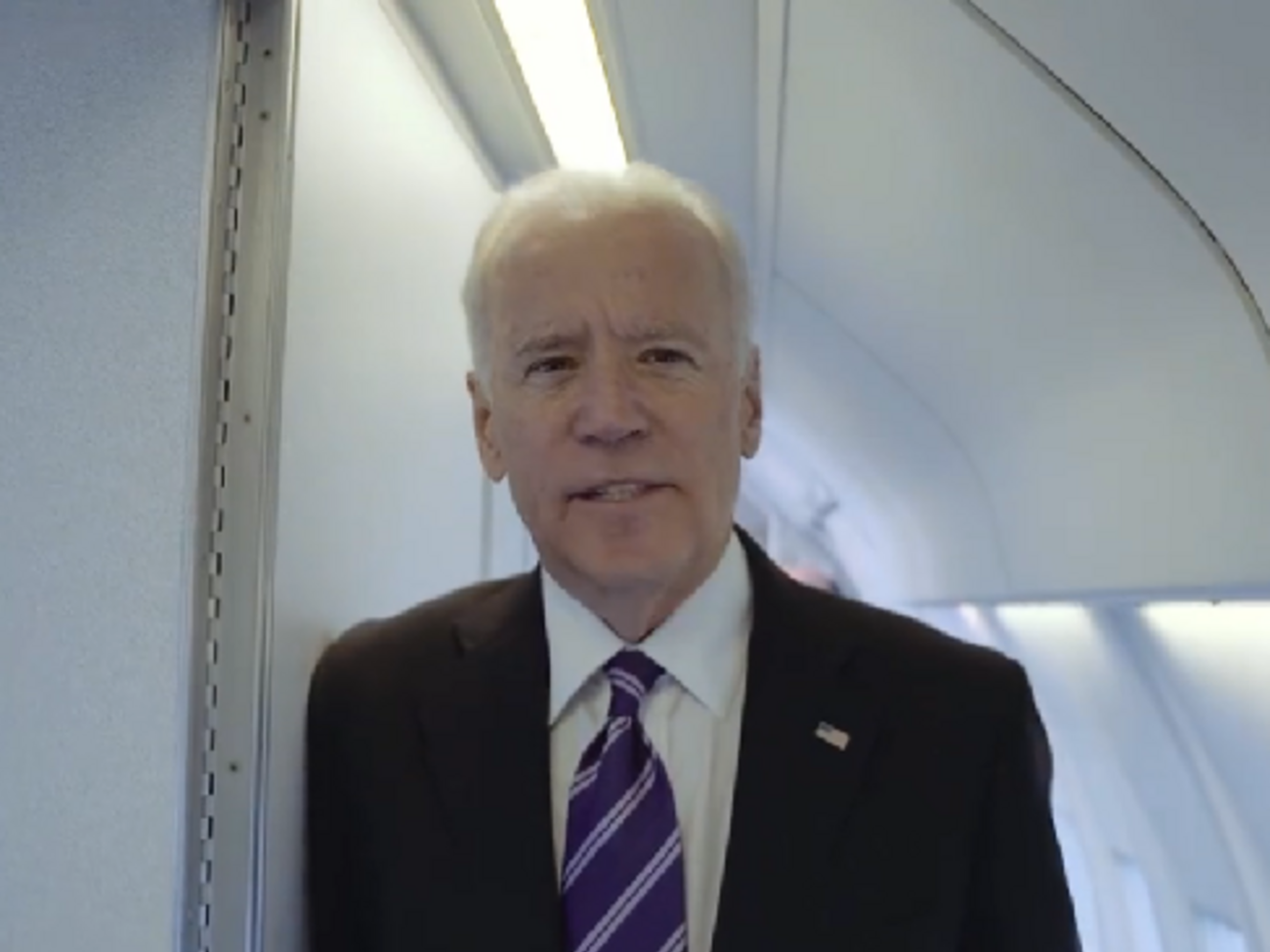 Вице-президент США Джо Байден записал видео по прилету из Украины