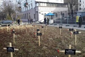 На каждой табличке написано: "Убит российскими оккупантами"