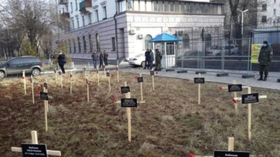 На каждой табличке написано: "Убит российскими оккупантами"