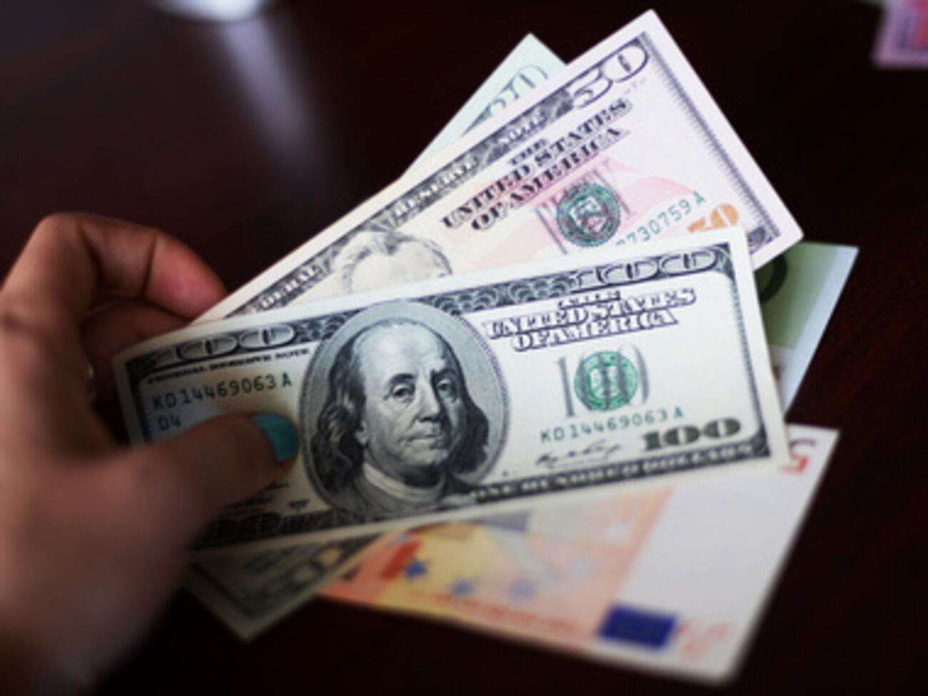 Гривна немного укрепила свои позиции