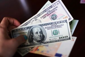 Гривна немного укрепила свои позиции