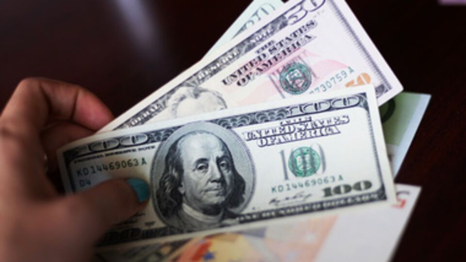 Гривна немного укрепила свои позиции