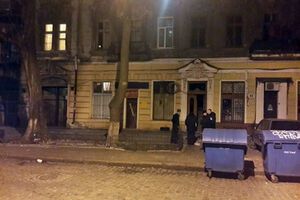 На месте взрыва работают сотрудники милиции