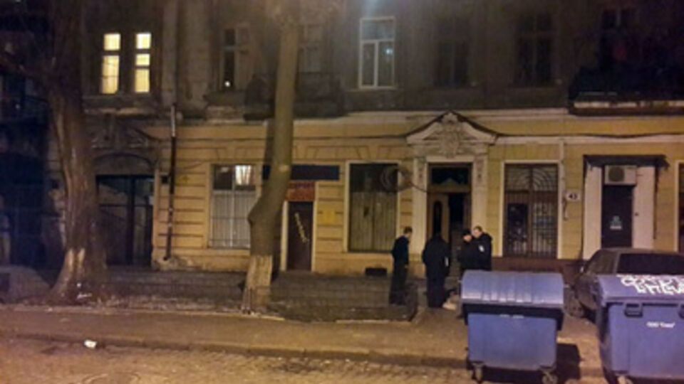 На месте взрыва работают сотрудники милиции