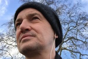 Судя по персональной странице Шуппе в Facebook, он проживает в Великобритании