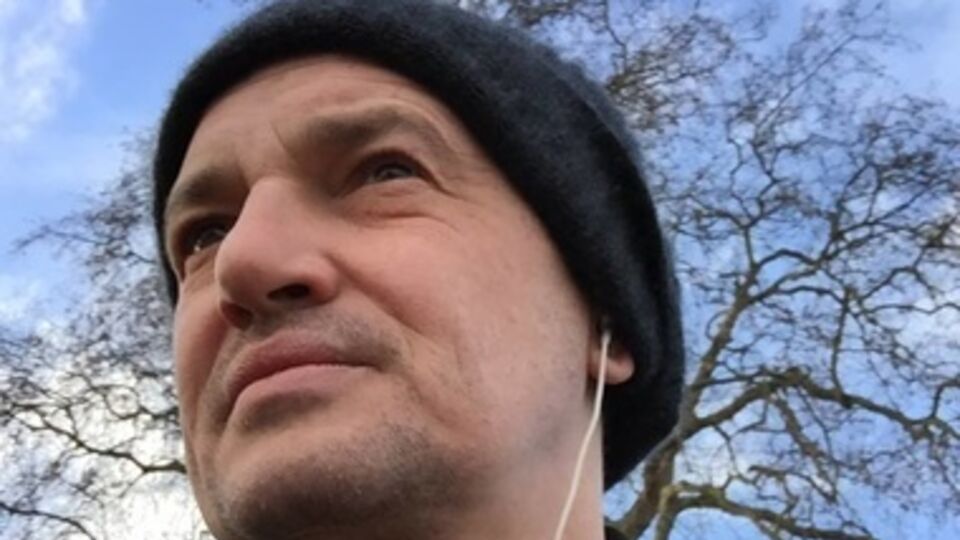 Судя по персональной странице Шуппе в Facebook, он проживает в Великобритании