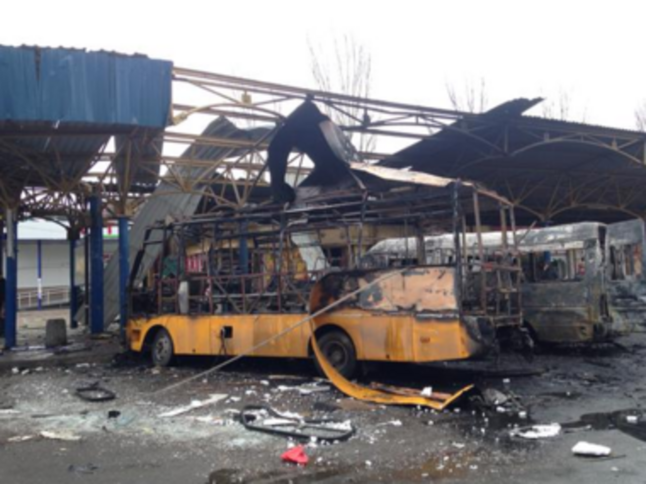 В центре Донецка обстреляли автостанцию. Фоторепортаж