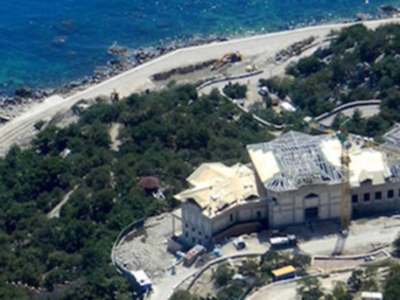 Под видом реконструкции там построили два новых объекта, которые выходили за территорию базы отдыха