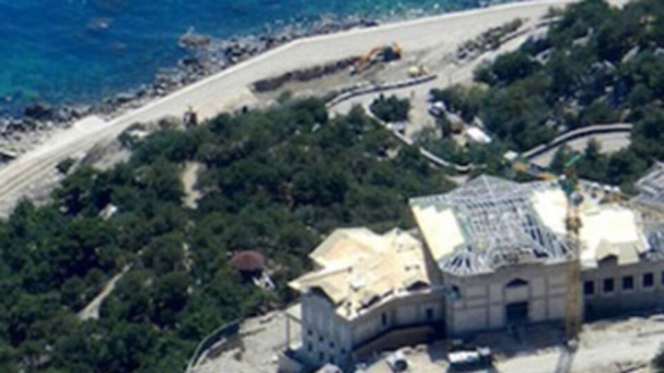 Под видом реконструкции там построили два новых объекта, которые выходили за территорию базы отдыха