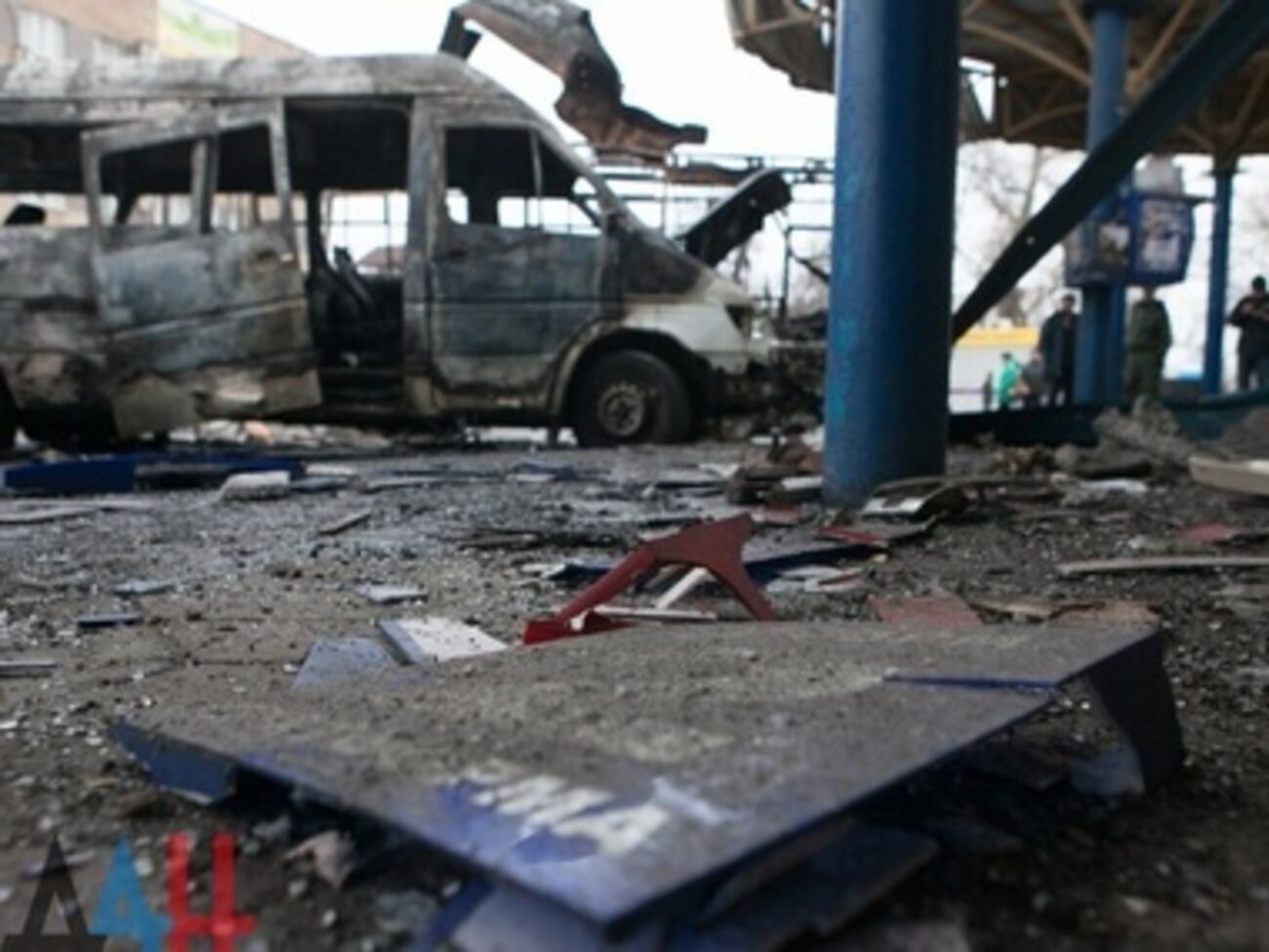 Снаряд пробил крышу автостанции, в результате чего загорелось несколько маршруток
