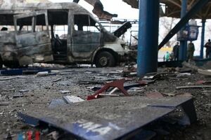 Снаряд пробил крышу автостанции, в результате чего загорелось несколько маршруток