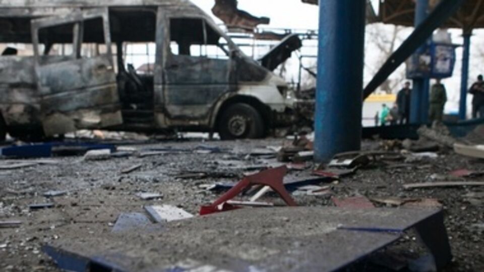 Снаряд пробил крышу автостанции, в результате чего загорелось несколько маршруток