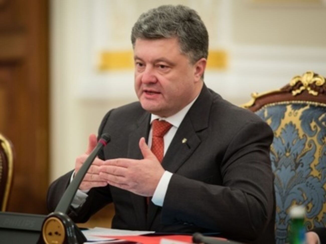 Порошенко заявил, что власти готовы ввести военное положение в стране