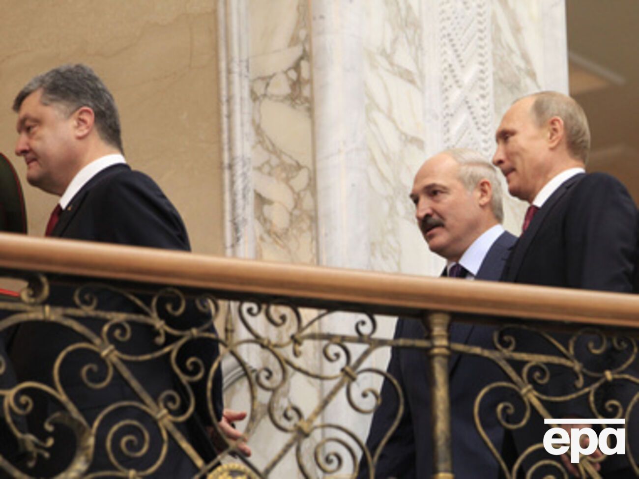 После часа переговоров тет-а-тет, участники начали переговоры в широком составе, а затем снова попросили делегации покинуть зал