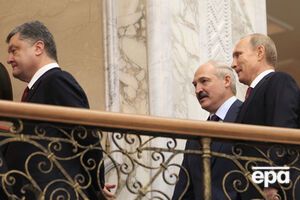 После часа переговоров тет-а-тет, участники начали переговоры в широком составе, а затем снова попросили делегации покинуть зал