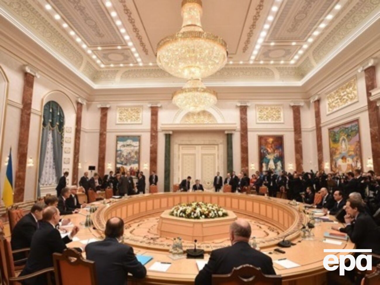 Переговоры в Минске длятся более 11 часов