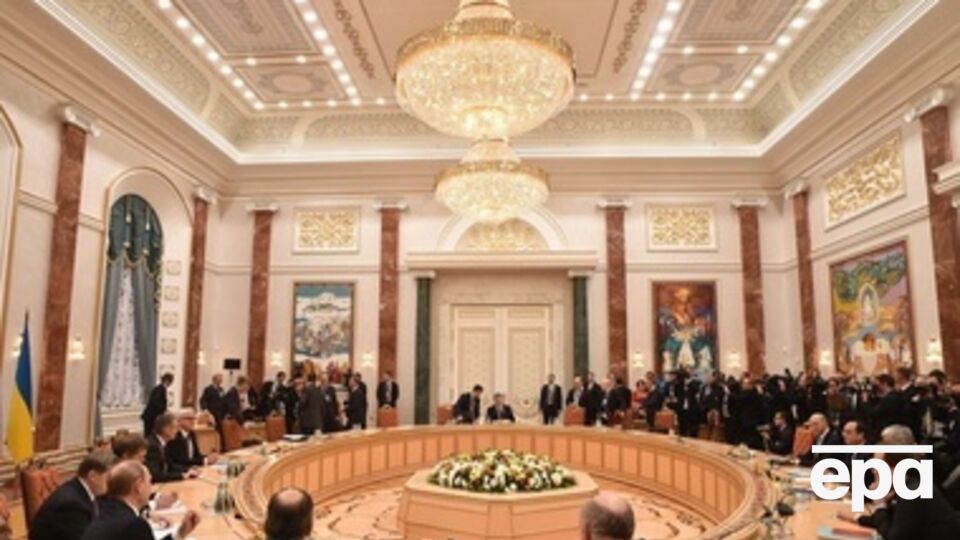 Переговоры в Минске длятся более 11 часов