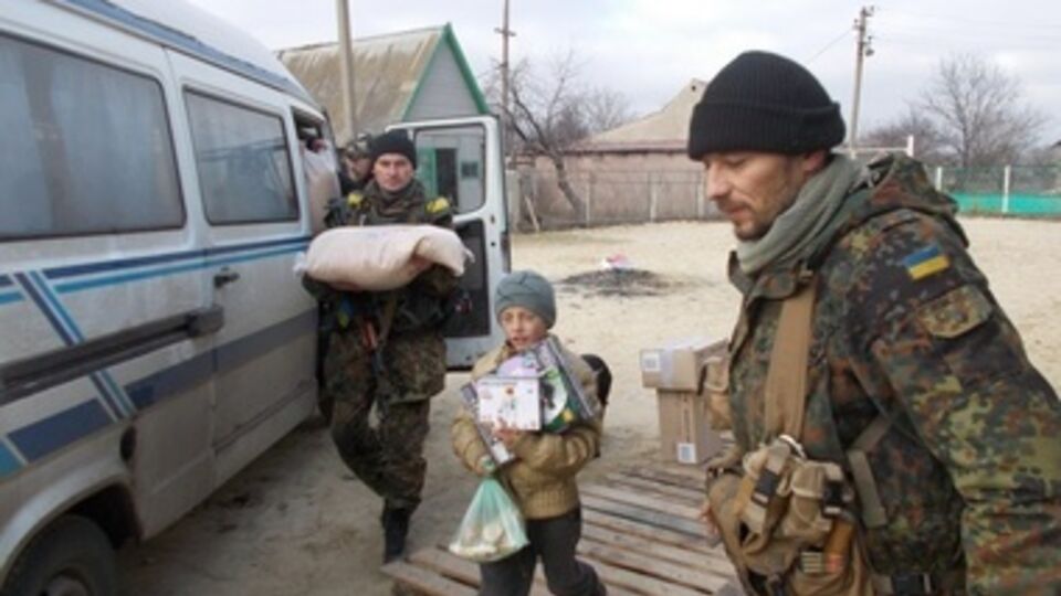 Минобороны: Вынужденных переселенцев украинские военные эвакуируют в город Курахово