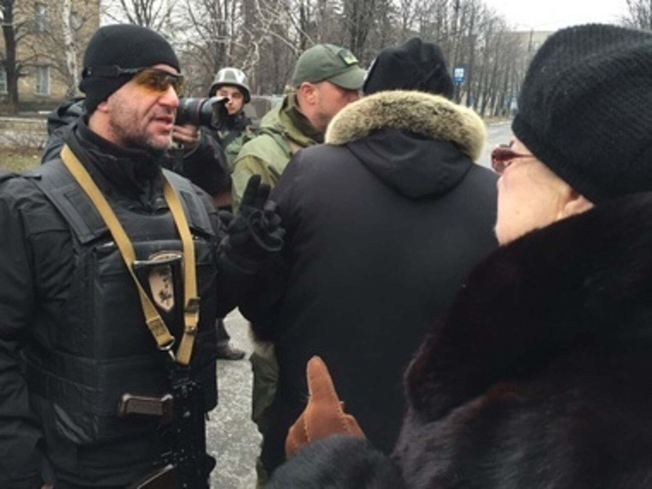 Зорян Шкиряк (слева) общается с жительницей Дебальцево