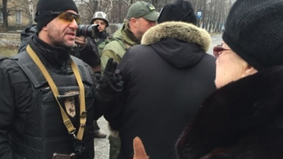 Зорян Шкиряк (слева) общается с жительницей Дебальцево