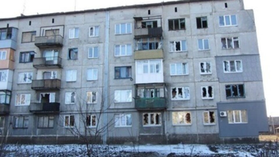 По данным местных СМИ, снаряды попали на территорию детского сада, в некоторых домах выбиты оконные стекла