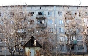 По данным местных СМИ, снаряды попали на территорию детского сада, в некоторых домах выбиты оконные стекла