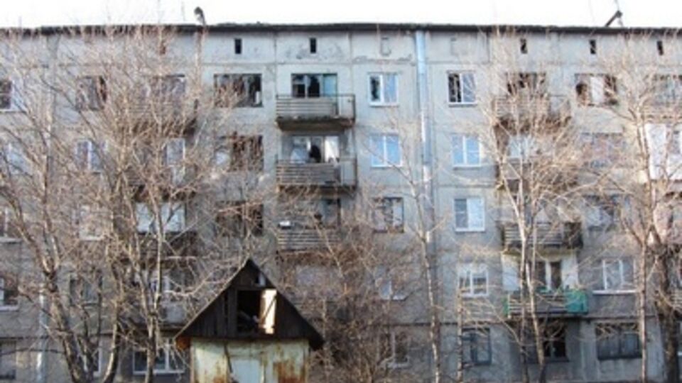 По данным местных СМИ, снаряды попали на территорию детского сада, в некоторых домах выбиты оконные стекла