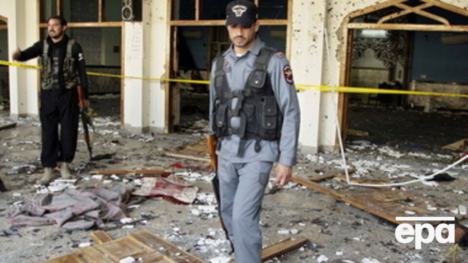 Один из террористов привел свое взрывное устройство в действие на входе в мечеть, еще двоих позже застрелили полицейские