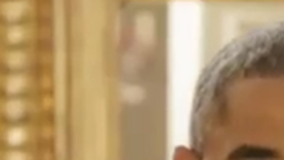 Обама играет с мимикой в зеркале