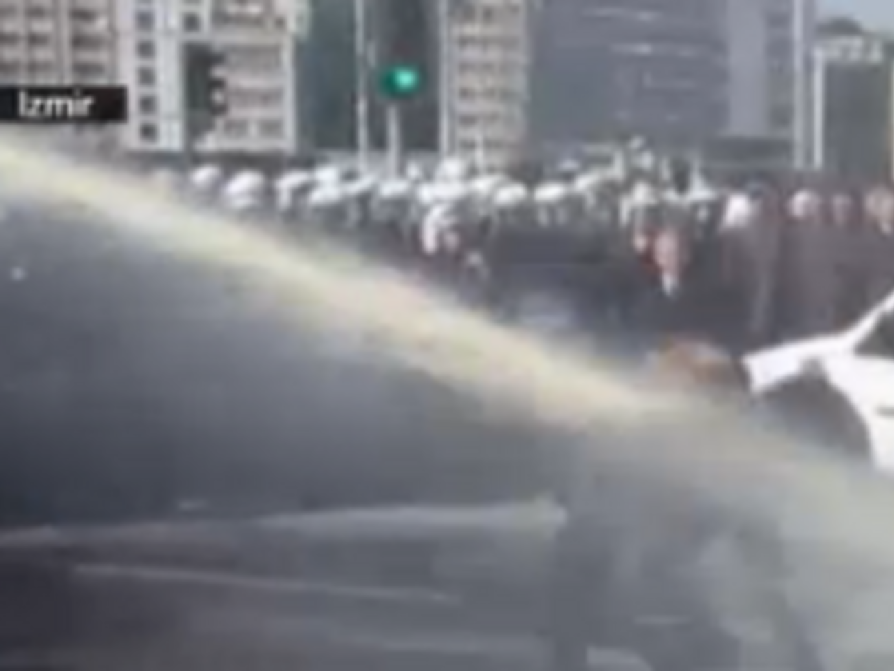 В Измире полицейские применили водометы и арестовали нескольких участников протеста