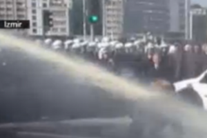В Измире полицейские применили водометы и арестовали нескольких участников протеста