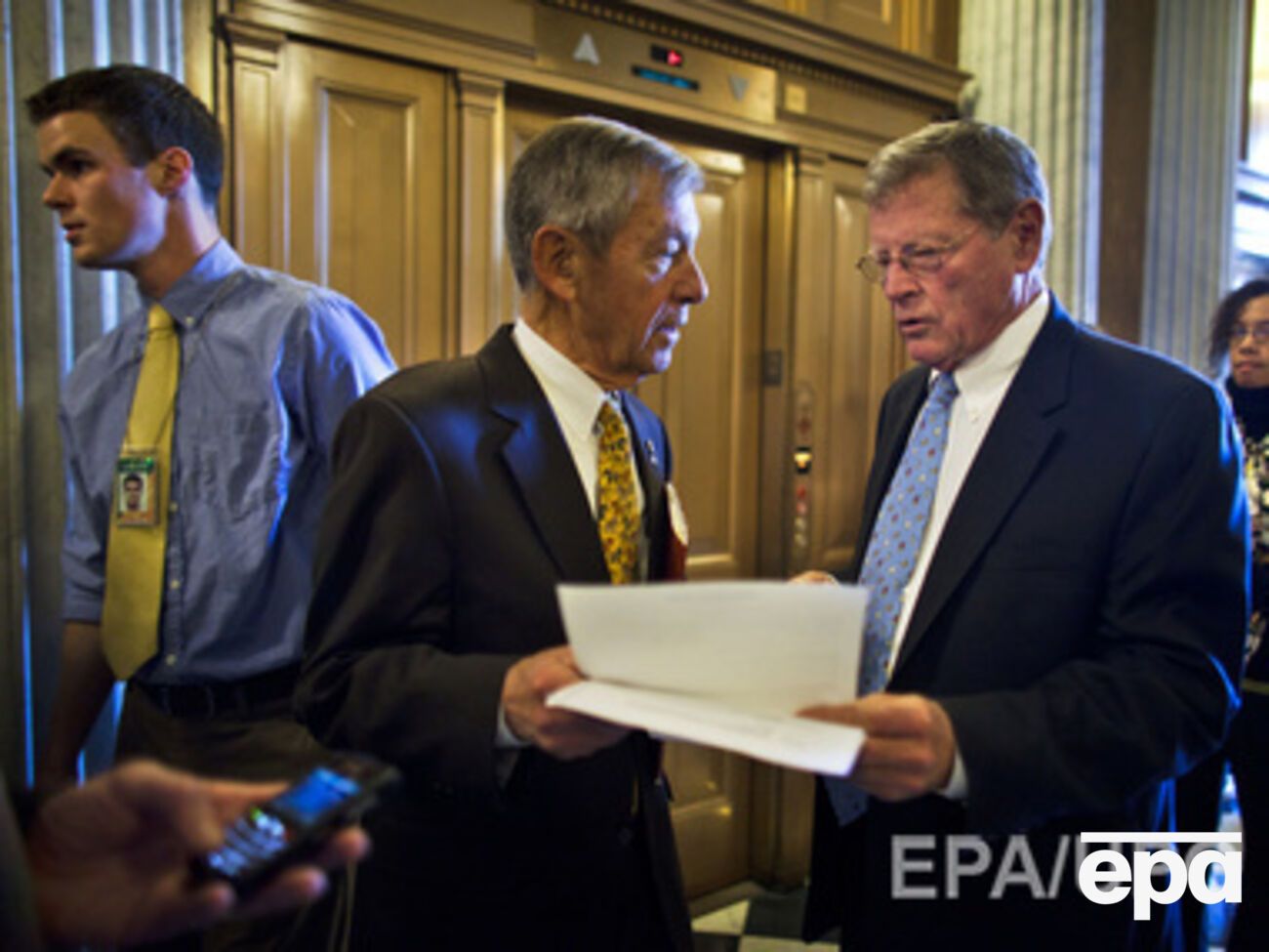 Сенатор Конгресса США Инхоф:&nbsp;Я был в ярости, когда узнал, что одна из показанных фотографий, видимо, была сфабрикованной фотографией AP, сделанной в 2008 году