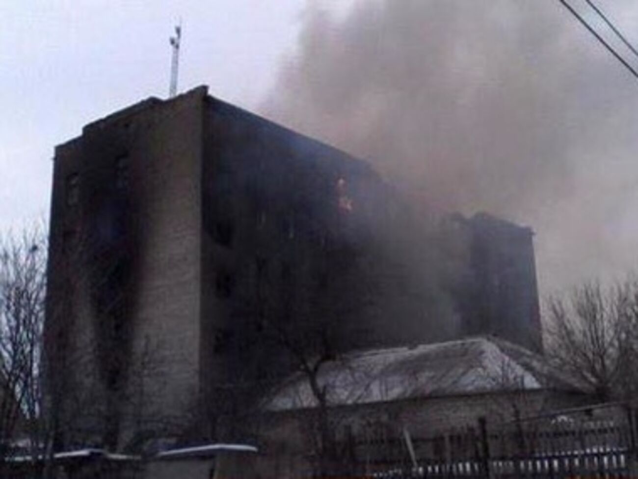 Здание МВД в городе Дебальцево после попадания снарядов