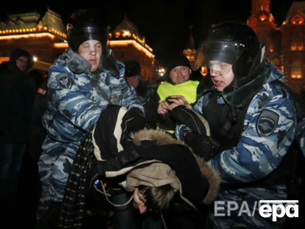 Одним из факторов, негативно влияющих на прочность положения российского президента, издание называет общественное недовольство вследствие подавления гражданских свобод