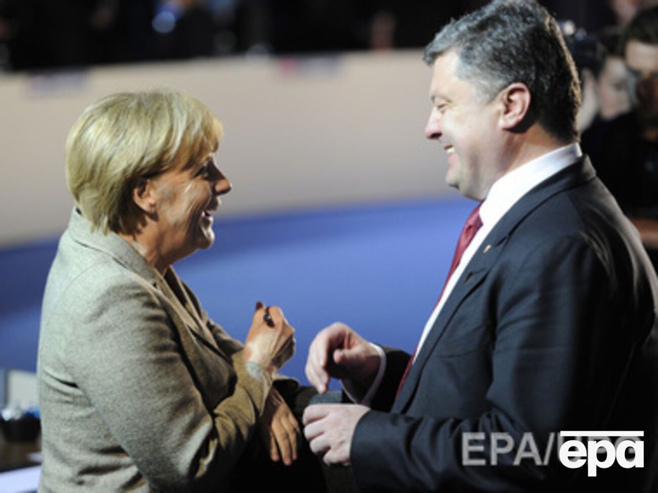 Порошенко, Меркель и Олланд провели телефонные переговоры накануне вступления в силу соглашения о прекращении огня