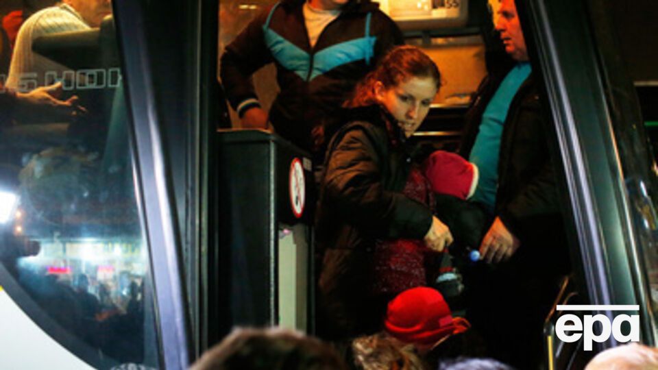 Люди покидают свои дома из-за безработицы на родине