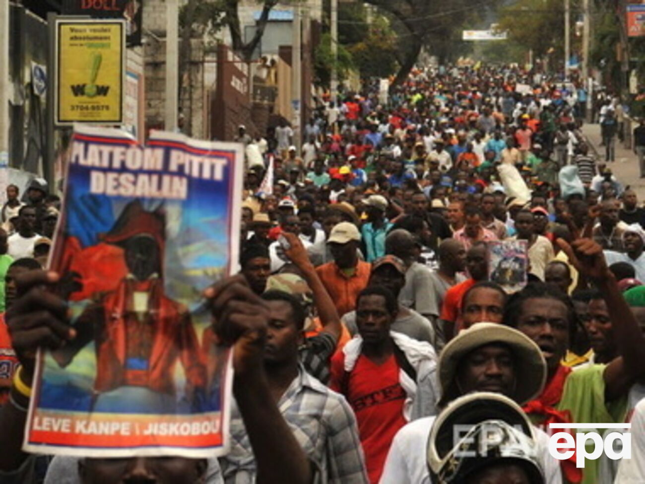 Манифестанты требовали отставки президента Мишеля Мартелли