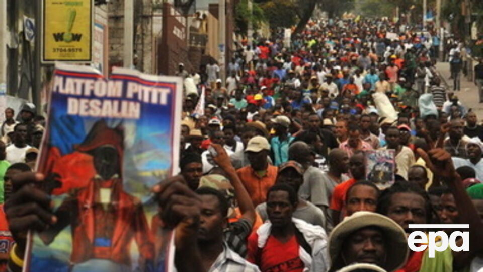 Манифестанты требовали отставки президента Мишеля Мартелли