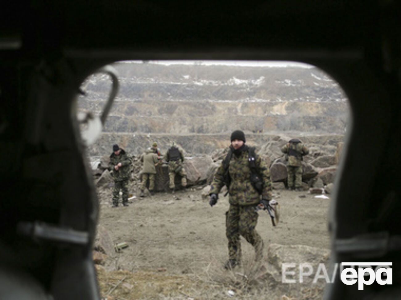 За сутки погибли девять военных