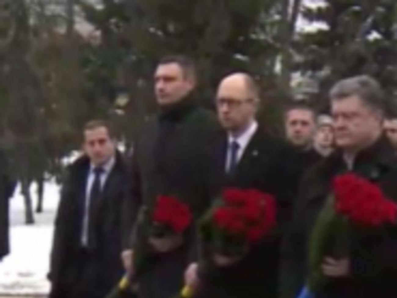 Порошенко с другими чиновниками возложил цветы к памятнику воинам-афганцам