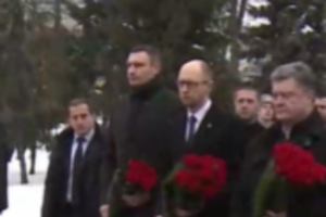 Порошенко с другими чиновниками возложил цветы к памятнику воинам-афганцам