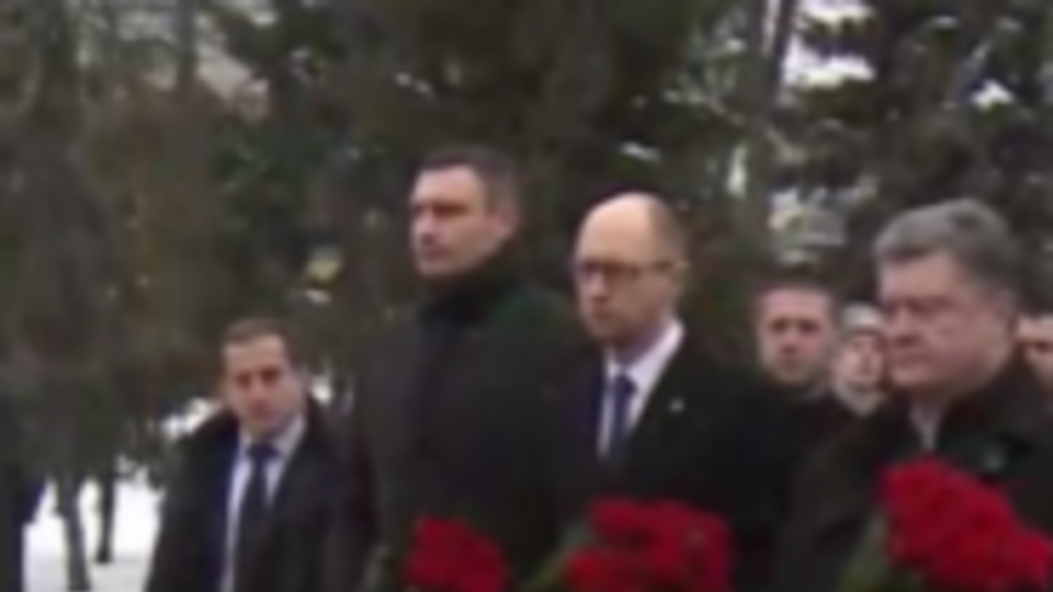 Порошенко с другими чиновниками возложил цветы к памятнику воинам-афганцам