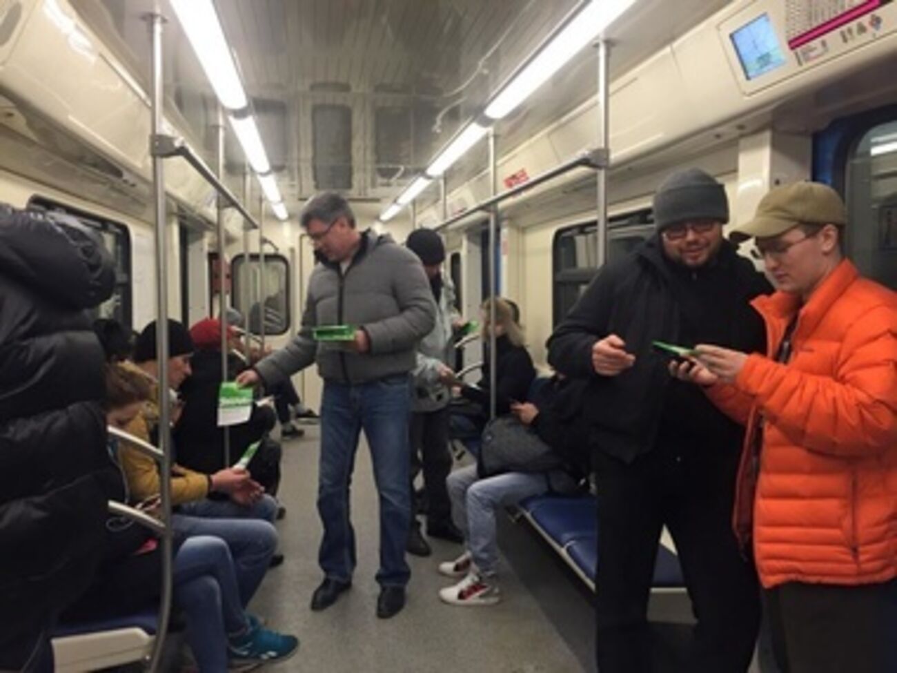Оппозиционеры раздают листовки в московском метро
