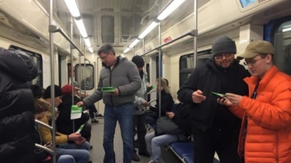 Оппозиционеры раздают листовки в московском метро