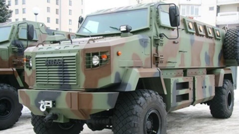 Аваков: Конструкция корпуса броневика благодаря V-образному днищу корпуса рассеивает силу удара от взрыва, направленную на пассажиров