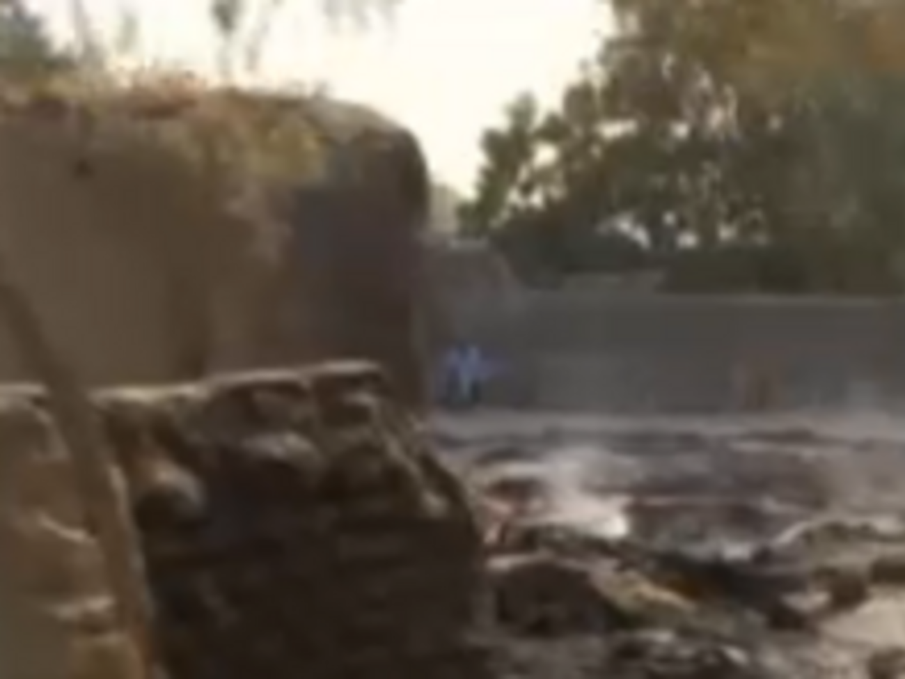 Радикалы подожгли десятки жилых домов и торговые лавки