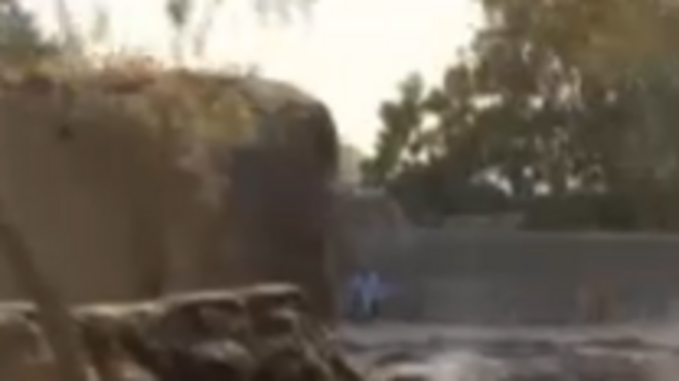 Радикалы подожгли десятки жилых домов и торговые лавки