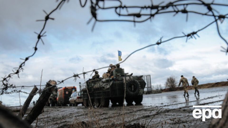 По данным издания, в четырех километрах от "мироновского" перекрестка заняли позицию три танка боевиков